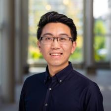 Tutor Ivy League Professional Focused on Communication and Business